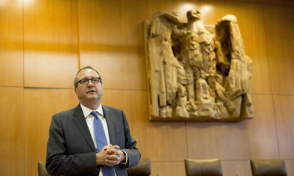 Voßkuhle sieht als Fernziel ein vereintes Europa: Wenn wir nicht faktisch Kolonien anderer Mächte werden wollen, müssen die Mitgliedstaaten der EU eng zusammenarbeiten.“