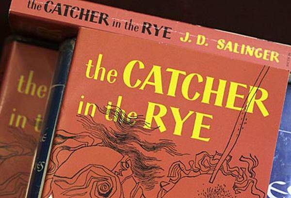 Schuld daran ist Salingers unsterblicher Romanheld, der viel flucht und unverwechselbare Redewendungen ("it kills me") pflegt: Er war ein Rebell vor den anderen: 1951 veröffentlichte der Autor den "Catcher in the Rye", so der Originaltitel, Jahre vor James Dean, Rock 'n' Roll und den Vietnam-Demonstrationen.