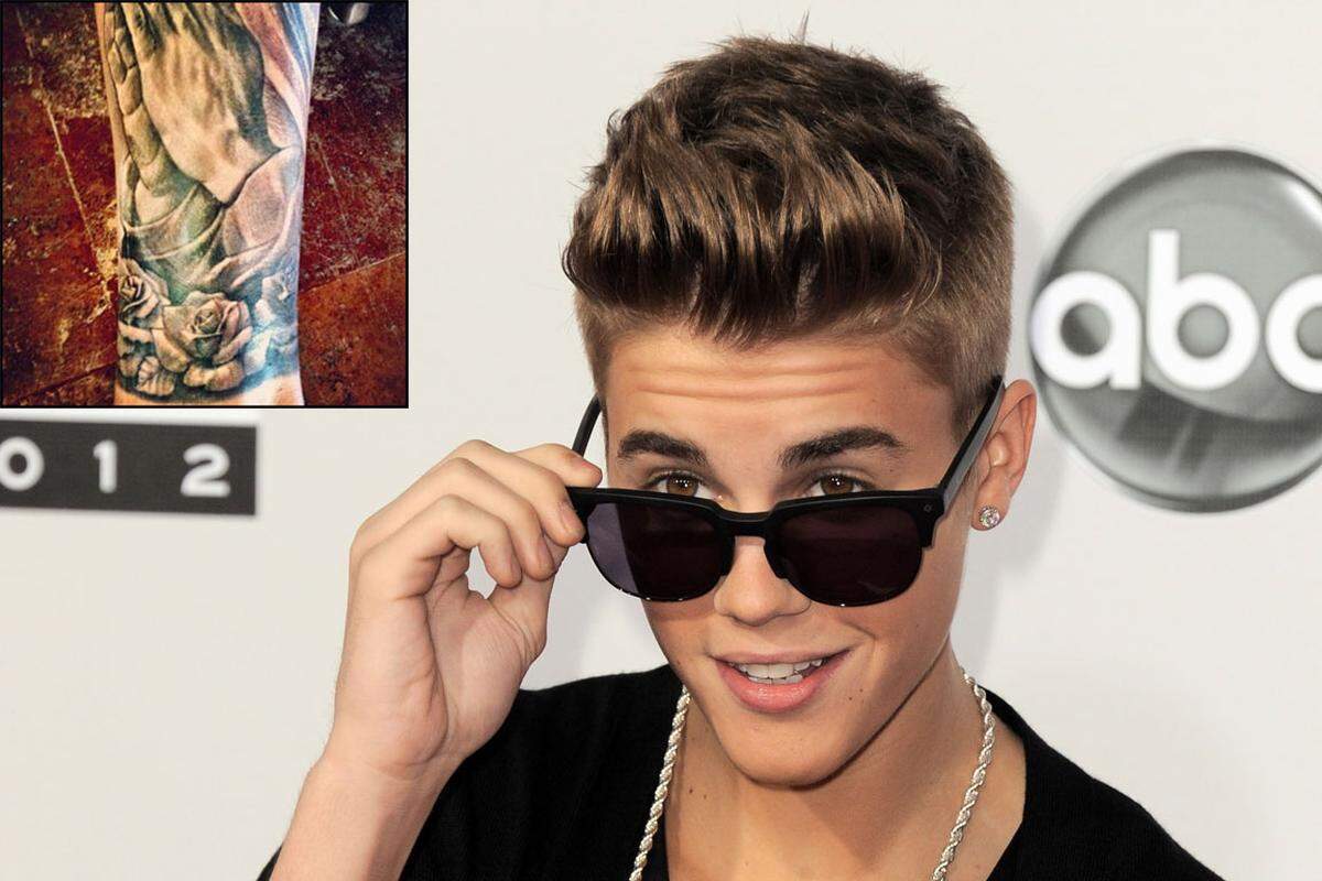 Pünktlich zum Jahresabschluss postete Justin Bieber ein Foto seines neunten Tattoos. Mit religiöser Symbolik spart der 18-Jährige auch sonst nicht: Auf seinen Rippen trägt er das Wort "Yeshua" (Jesus), außerdem ziert ein Jesus-Porträt eines seiner Beine und auf seinem linken Arm ließ er sich das Wort "Believe" einstechen.