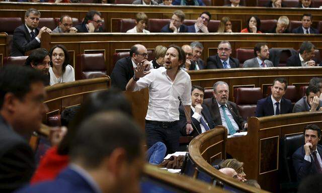 Hitzige Parlamentsdebatte über das Regierungsprogramm. Pablo Iglesias, Chef der linken Partei Podemos, ließ sich vom Sozialisten Sánchez nicht überzeugen. 