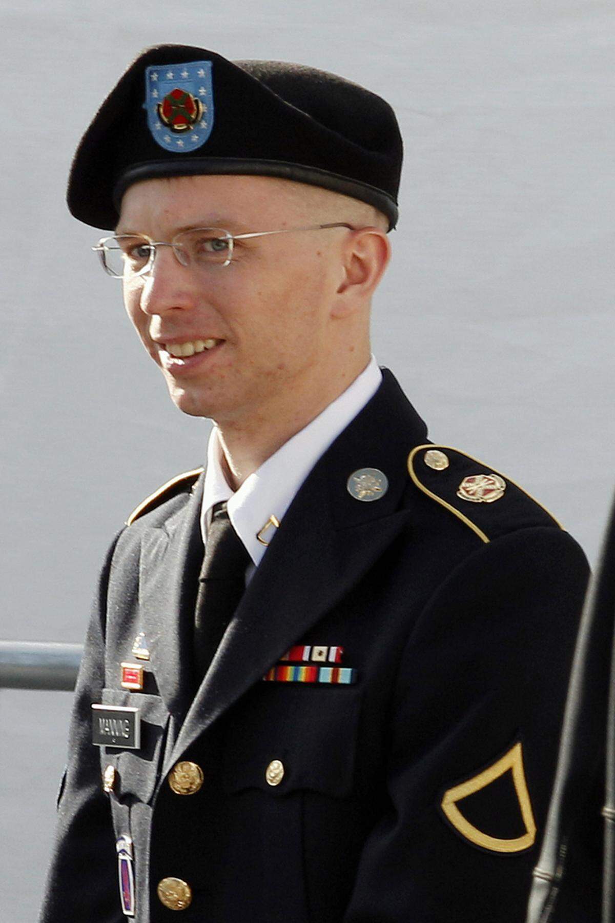 Die Liste der Vorwürfe gegen Bradley bzw. Chelsea Manning war lang. Die Anklage umfasste 21 Punkte - vom Diebstahl von Regierungseigentum bis hin zur Spionage. Der schwerwiegende Vorwurf lautet: „Unterstützung des Feindes“. Manning erklärte sich in einer Reihe von Anklagepunkten für schuldig. Sie räumte ein, 700.000 Dokumente an Wikileaks weitergeleitet zu haben. Die Kollaboration mit dem Feind weist sie zurück.