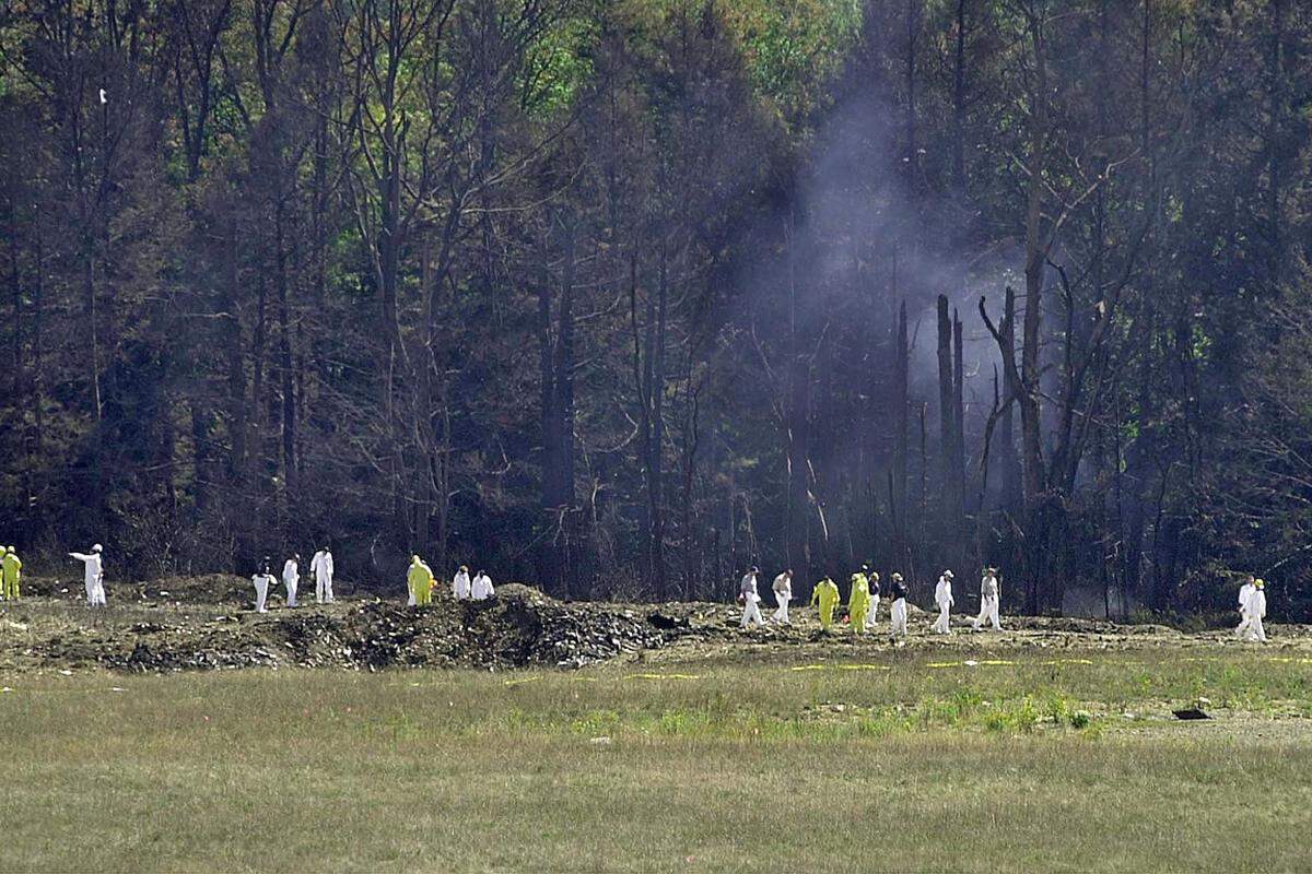 Dem widersprechen sowohl Augenzeugen als auch die Berichte über gefundene Flugzeugteile und Überreste der Passagiere. Wie beim Pentagon weisen Experten darauf hin, dass ein Flugzeug bei einem Crash mit hoher Geschwindigkeit in kleine Teile zerbirst und deshalb keine großen Wrack-Teile übrig bleiben und der Einschlag-Krater nicht 1:1 der Größe der Maschine entspricht. Gegen die Abschuss-Theorie spricht, dass die Trümmer in diesem Fall über ein größeres Gebiet hätten verstreut sein müssen.