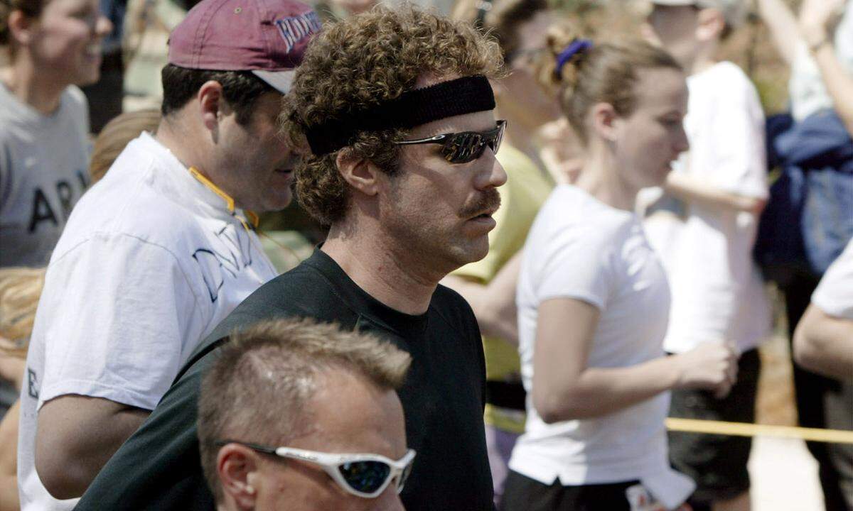 Will Ferrell hier beim Start des Boston Marathon im Jahr 2003. Sein beachtliches Ergebnis: 3:56:12. Der Komiker hat zusammen mit seiner Frau, der schwedischen Schauspielerin Viveca Paulin, zu laufen begonnen. Das Paar beendete 2001 den New York City Marathon und 2002 den Stockholm Marathon. 