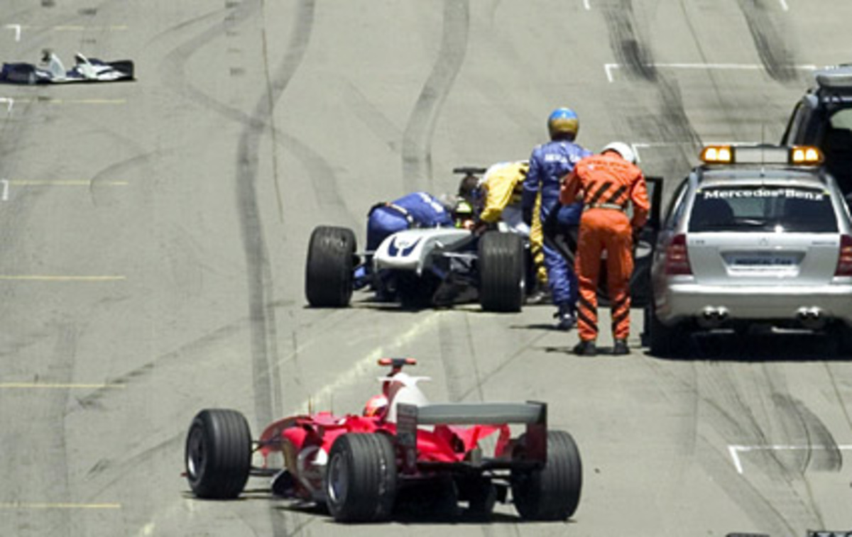 Schock für Schumacher: Sein Bruder Ralf verunglückt in Indianapolis im Williams-BMW schwer. Als das Rennen wieder freigegeben wird, siegt Michael Schumacher dennoch souverän.