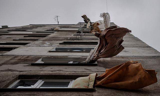 In diesem Haus in Charkiw wurden die beschädigten Fenster gegen die Kälte mit Vorhängen verstopft. Der russische Angriffskrieg könnte auch in der EU direkt spürbar werden, sollte es zu einem Gas-Lieferstopp kommen. 