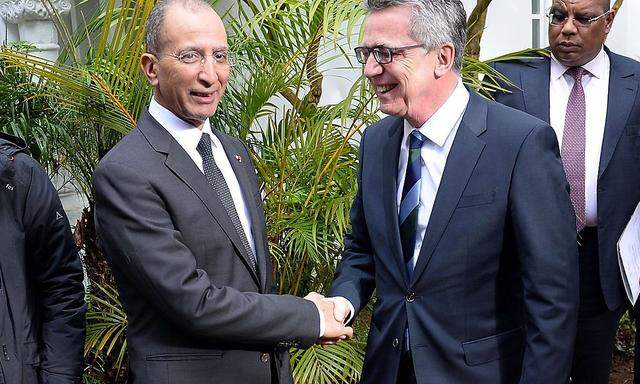 Der marokkanische Innenminister Mohamed Hassad (li.) verspricht seinem deutschen Amtskollegen Thomas de Maiziere bei Abschiebungen marokkanischer Staatsbürger aus Deutschland zusammenzuarbeiten.
