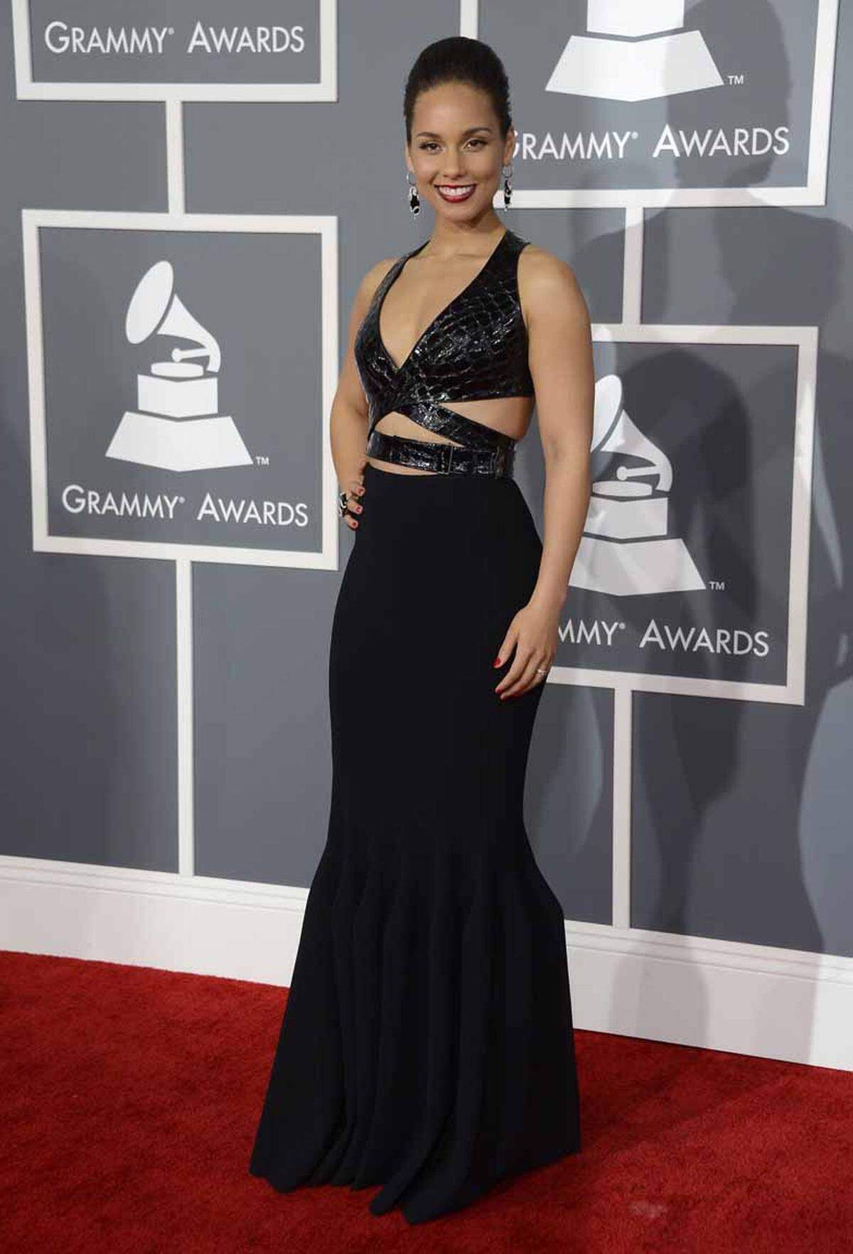 In einer schwarzen Robe von Azzedine Alaia zeigte sich Alicia Keys.