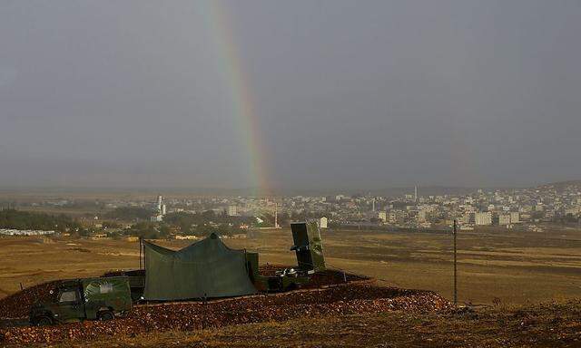 Im Vordergrund ein türkischer  Militärposten, im Intergrund die Stadt Stadt Kobane