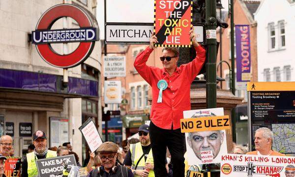 Demonstration gegen die Ausweitung der Mautzone in London.