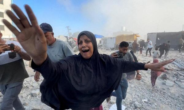 Eine Frau reagiert entsetzt nach einem israelischen Angriff auf Khan Younis im Süden des Gazastreifens.