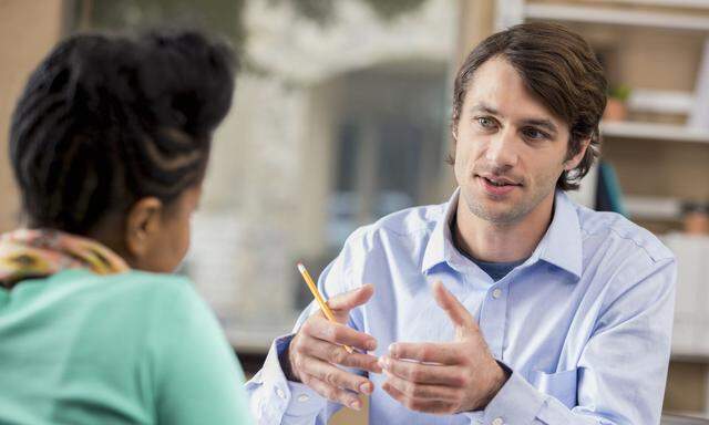 Psychologie für Führungskräfte ist auch bei Mitarbeitergesprächen gefragt.