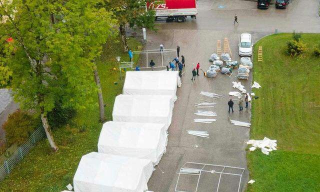 Innenminister Karner stellte in Oberösterreich und Kärnten Zelte für Asylwerber auf. Die Bilder polarisieren – und sorgen für reichlich Gegenwind aus den Ländern.  