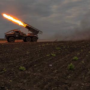 Ukrainische Soldaten der 92. Sturmbrigade feuern am 15. Mai 2024 in der Region Charkiw mit dem Mehrfachraketenwerfer BM-21 „Grad“ auf russische Stellungen.