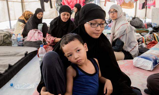 Von Indonesien ins „Kalifat“. Die Familie aus Jakarta schloss sich dem IS an. Nun ist sie auf der Flucht und lebt im Camp Ain Issa.