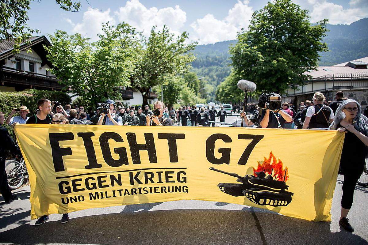Hunderte Gegner des G-7-Gipfels haben sich seit Samstag in Garmisch-Partenkirchen eingefunden. Die Polizei ging von mehr als 3000 Personen aus. 