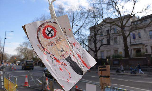 Ukraine-Konflikt, Gro�britannien, Schilder gegen�ber der russischen Botschaft in London  March 10, 2022, London, England