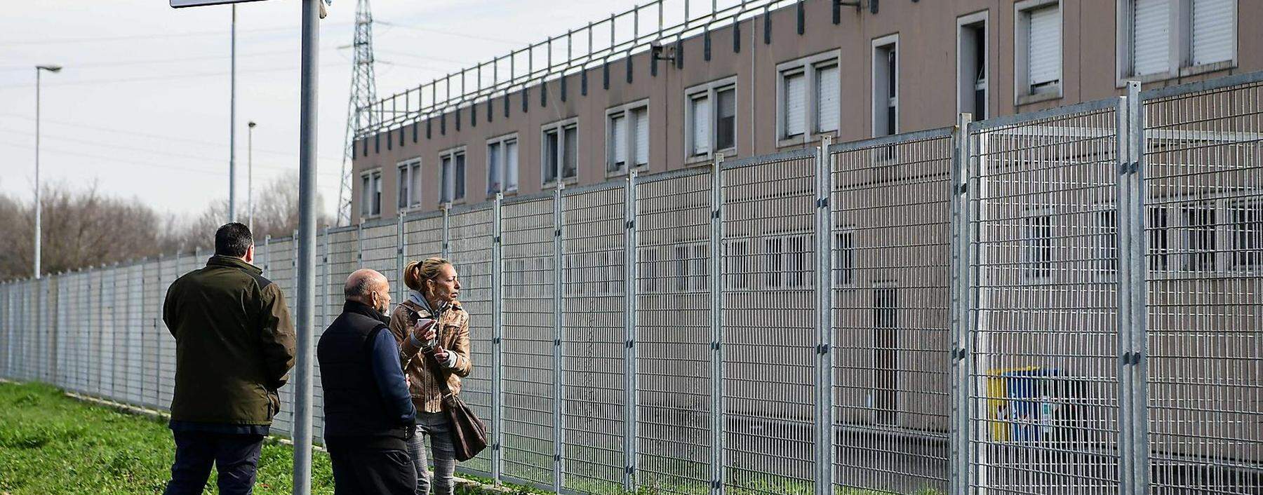 Angehörige von Insassen warten vor einem Gefängnis in Italien. Im Land kam es nach Ausbruch der Corona-Krise zu mehreren Gefängnisrevolten