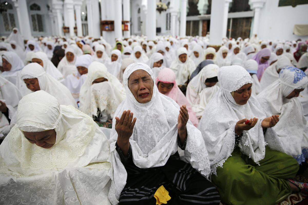 Vierlerorts wurden religiöse Zeremonien abgehalten, wie hier in der Großen Moschee in Banda Aceh.