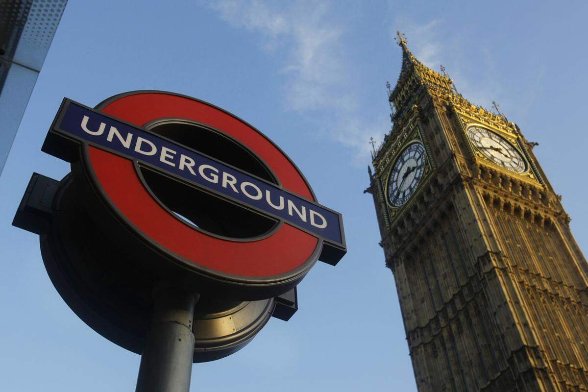 Die älteste U-Bahn der Welt feiert Geburtstag. Am 9. Jänner 1863 fuhr die erste Garnitur von Paddington nach Farringdon. Heute ist Londons U-Bahn-Netz 402 Kilometer lang und hat 270 Stationen. Pro Jahr fahren rund 28 Millionen Passagiere mit. Jeder U-Bahn-Zug legt jährlich mehr als 184.000 Kilometer zurück. Grund genug, die Londoner Institution hochleben zu lassen.>>Video zum Jubliäum