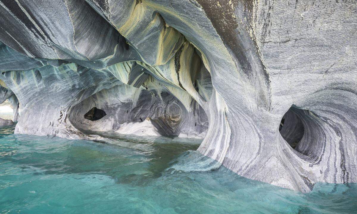 Diese Marmorhöhlen findet man in Chile, bei Puerto Tranquilo im Lago General Carrera. Die Marble Caves wurden über 6000 Jahre vom Wasser geschliffen, die Reflexionen des Sonnenlichts ergeben beeindruckende Farbspiele.