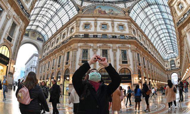 Modemetropole im Ausnahmezustand: eine Touristin in der Galleria Vittorio Emanuele in Mailand. 