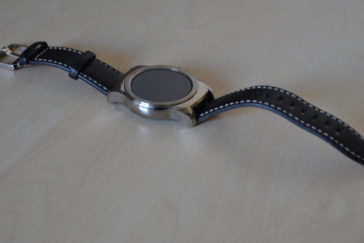 Die LG Watch Urbane ist derzeit die beste Smartwatch auf dem Markt und muss äußerlich wie auch technisch den Vergleich mit der Apple Watch nicht scheuen. Der Preis von 349 € ist im Vergleich zu anderen Android-Uhren aber nicht sonderlich günstig.