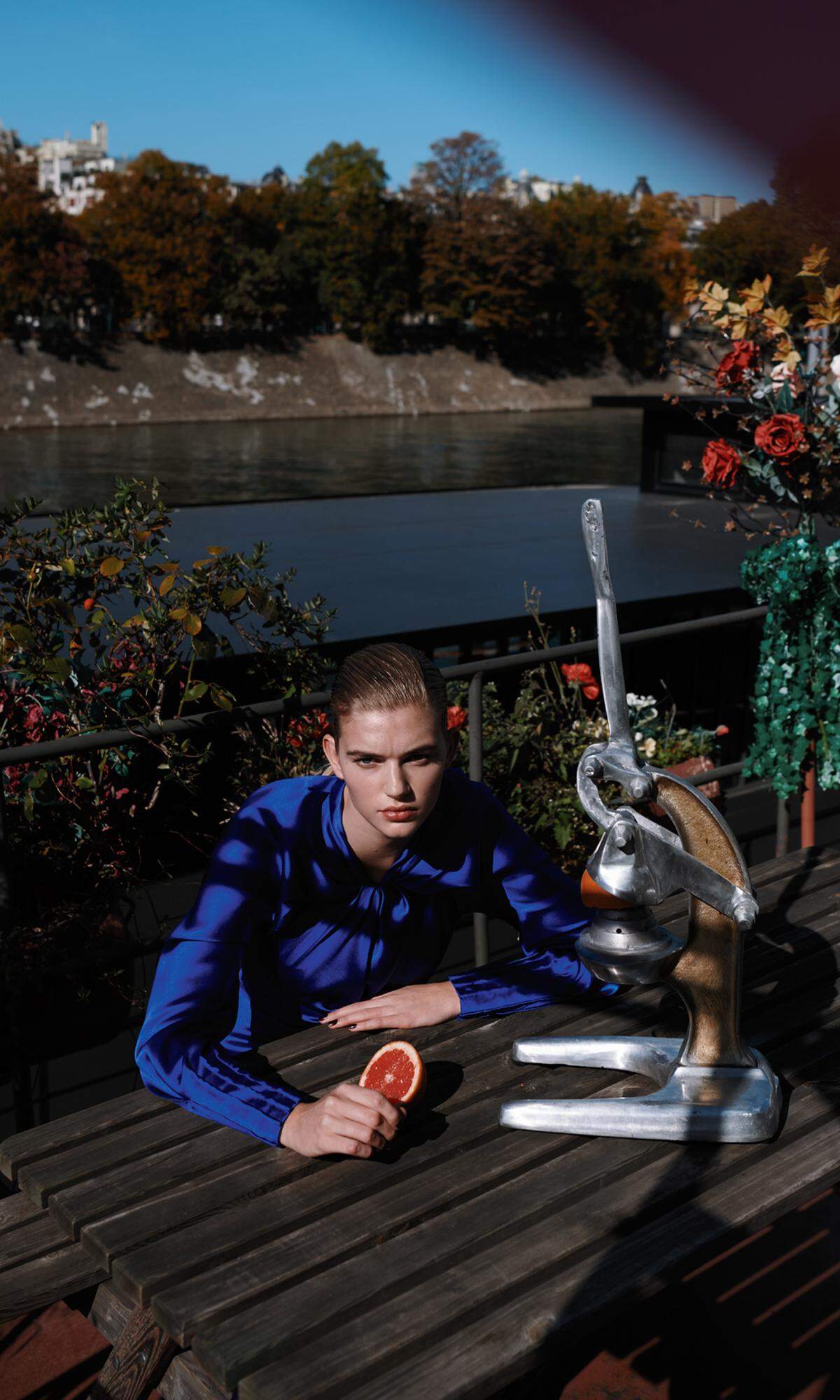 Kleid „21, Place Vendôme" in royalblauem Seidensatin von Schiaparelli Haute Couture.