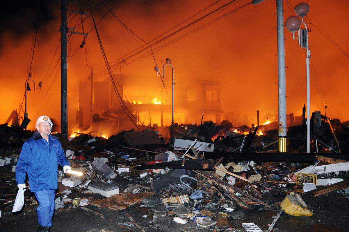 Flammen und Trümmer in der Stadt Iwaki.