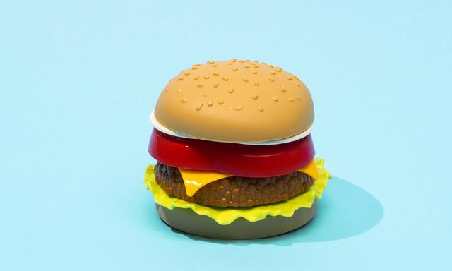 Für Faschiertes könnte Kunstfleisch aus Muskelzellen bald reichen. Der Burger im Bild ist aber noch aus Plastik.