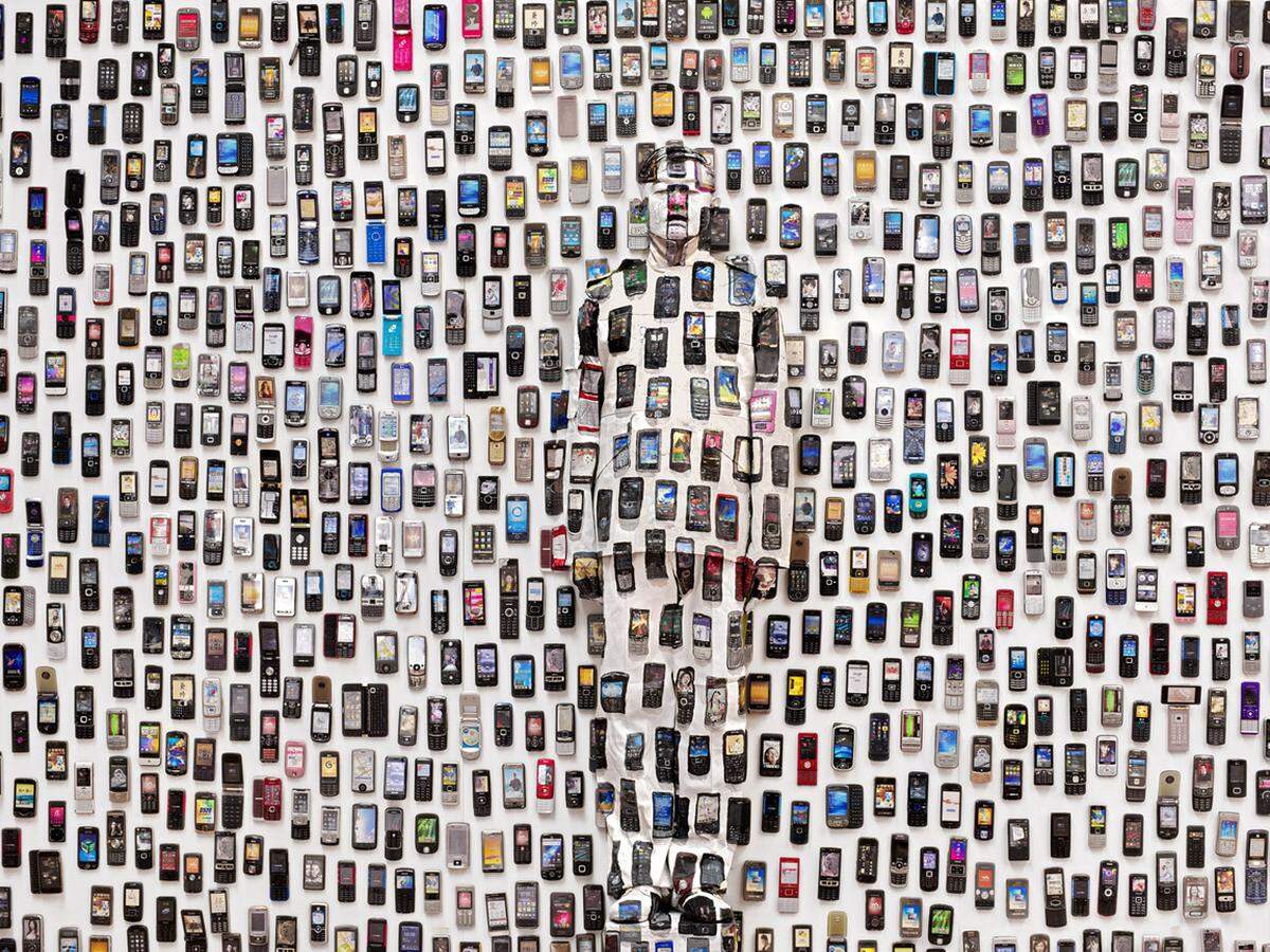 Stillstehen hat der Künstler mittlerweile so perfektioniert, dass ihn Passanten nur erkennen, wenn er sich aus dem Bild bewegt. Hiding in the City - Mobile Phone, 2012.