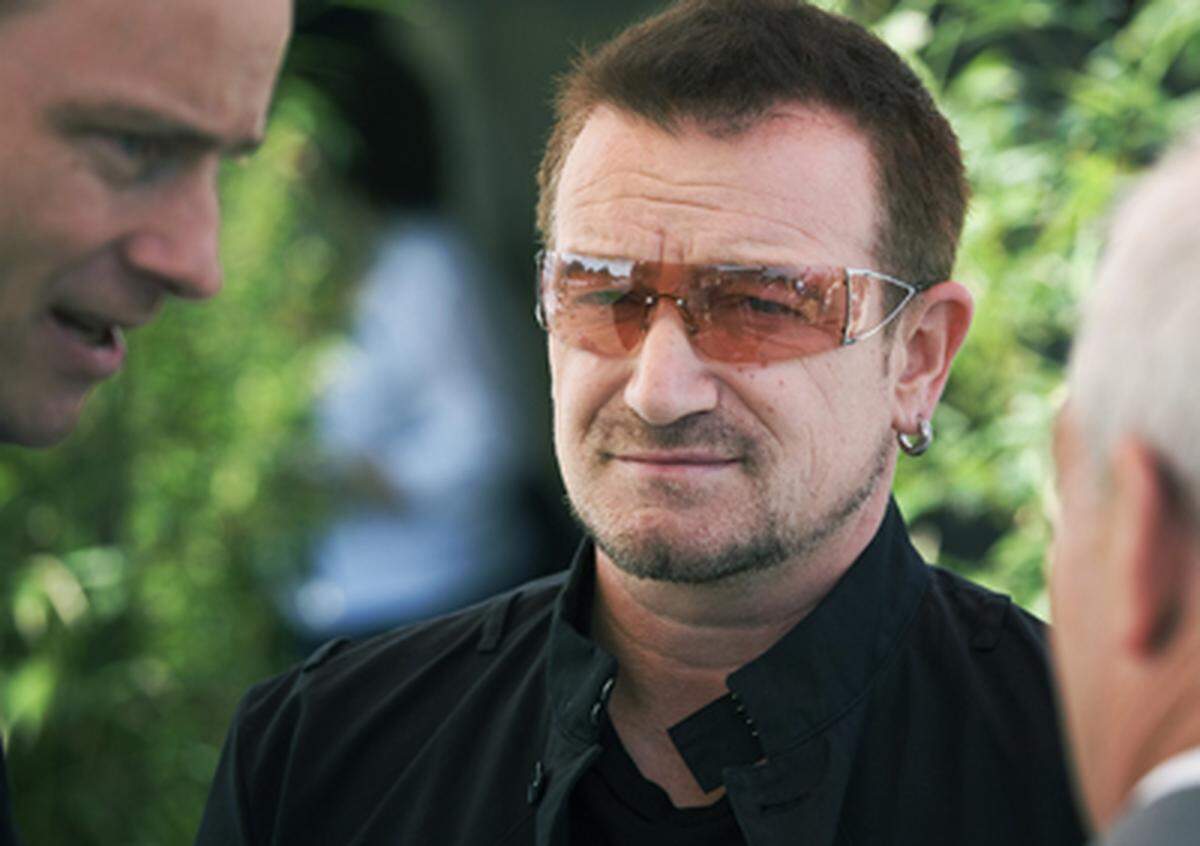 Der Sänger der irischen Rockband U2 gründete die Hilfsorganisation DATA (Debt, Aids, Trade, Africa), um einen Beitrag zur Entwicklungshilfe in Afrika zu leisten. Sein Hauptanliegen ist der Kampf gegen Aids und für den Schuldenerlass der Dritten Welt.