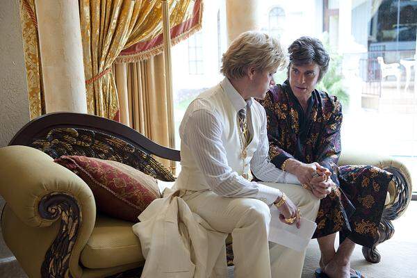 von Steven Soderbergh (USA)Regisseur Soderbergh will dem Kino den Rücken kehren, diesmal wirklich. Als letzten Film stellte er in Cannes "Behind the Candelabra" vor. Der Film handelt von einem Musiker, der zwar behauptet nicht schwul zu sein, aber von seinem Ex-Lover auf Unterhalt geklagt wird. Schöne Besetzung: Michael Douglas und Matt Damon.