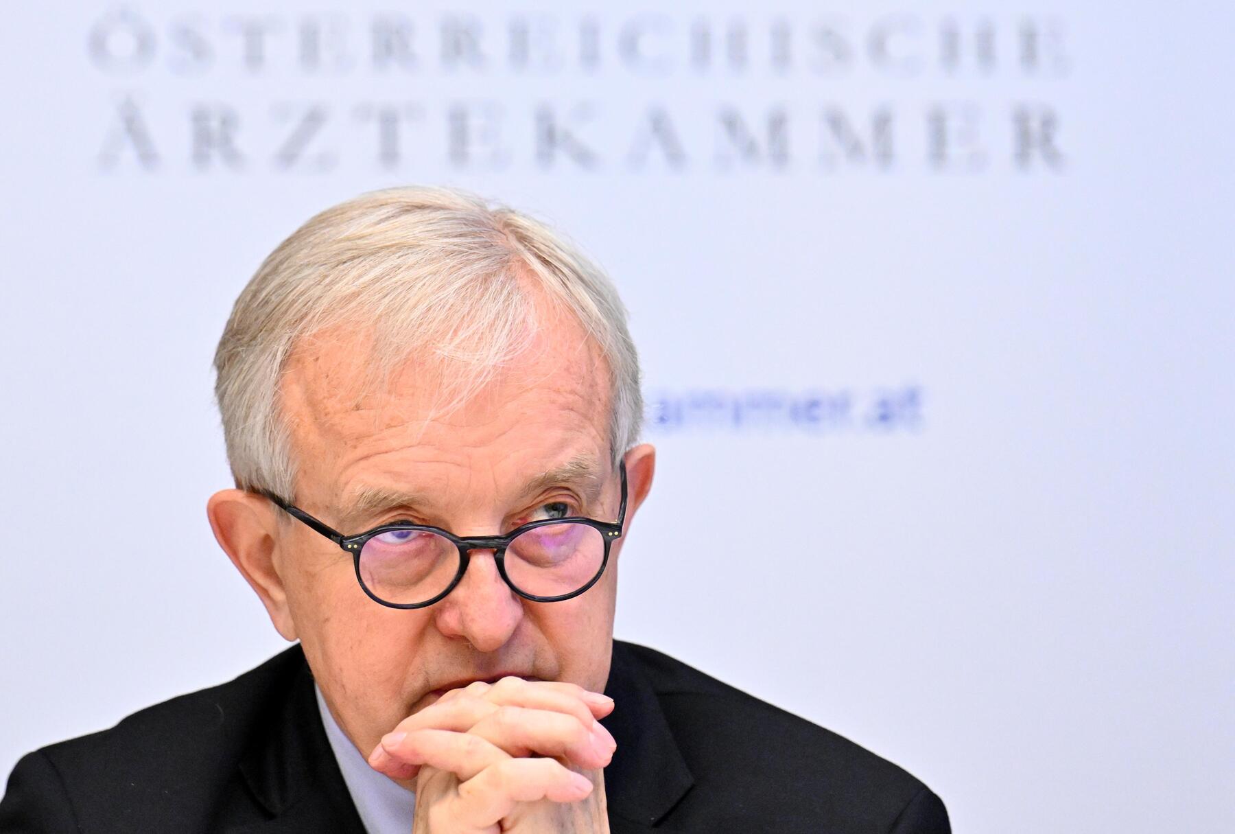 Misstrauensantrag gescheitert: Steinhart bleibt Pr