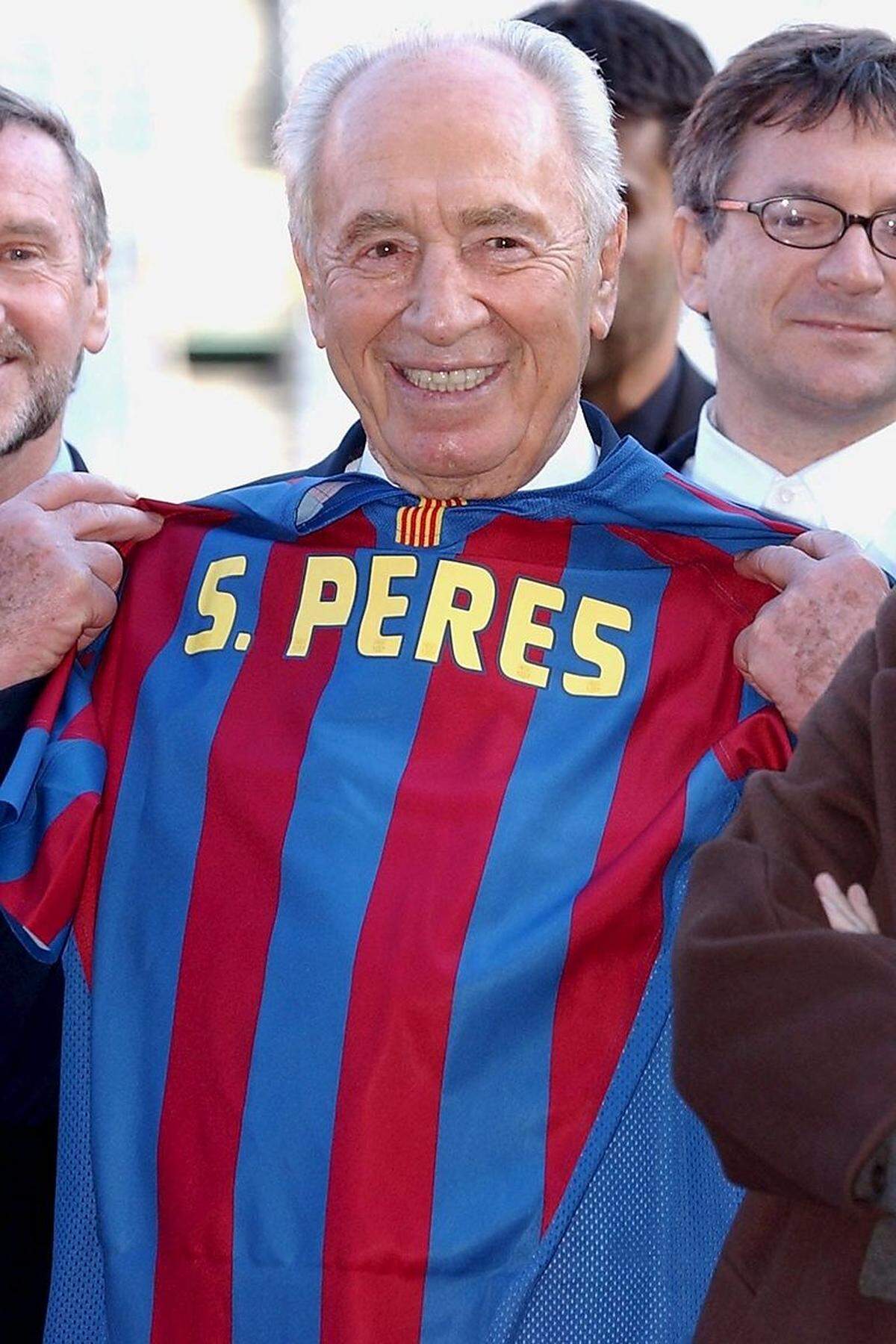 Zumindest auf dem Fußballplatz herrschte Frieden: Am 20. November 2005 spielte der FC Barcelona ein "Match für den Frieden" gegen eine israelisch-palästinensische Auswahl. Ehrengast: Shimon Peres, dem vor dem Spiel ein Barca-Trikot mit seinem Namenszug überreicht wurde.