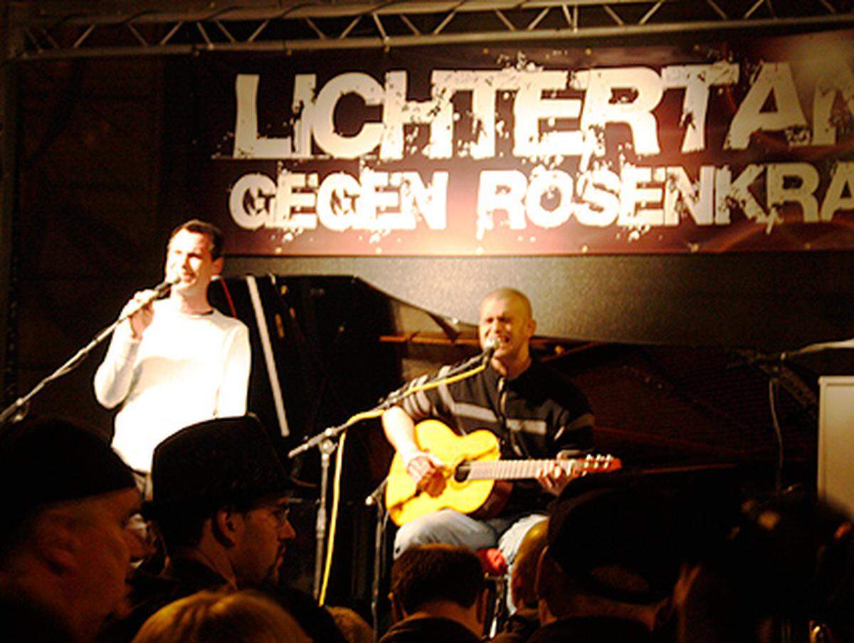 Musikalische Auftritte - wie hier vom Alternativ-Pop-Duo Christoph und Lollo - und Ansprachen wurden auf der Bühne zwischen Bundeskanzleramt und Prädidentschaftskanzlei geboten.