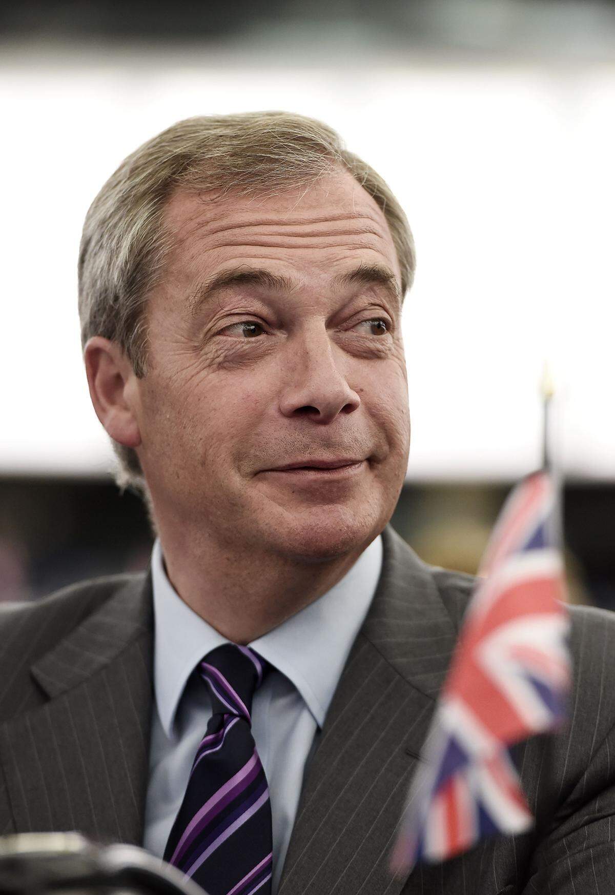 Zweites Brexit-Referendum. 52 Prozent der Briten stimmen für den EU-Austritt, nachdem sich prominente Mitglieder der Tories – darunter Boris Johnson und Michael Gove – auf die Seite der Austrittsbefürworter gestellt haben (im Bild: UKIP-Chef Nigel Farage). Am Tag nach dem Referendum erklärt Cameron seinen Rücktritt.