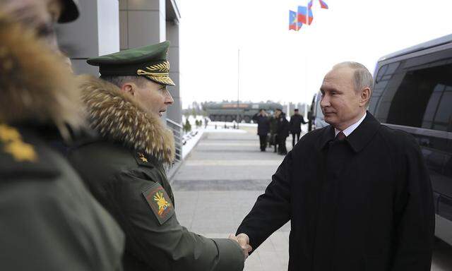 Wladimir Putin besuchte eine Militärakademie außerhalb Moskaus.