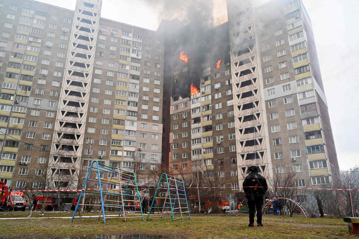 Auf ein 18-stöckiges Wohnhaus im Bezirk Holosijiw stürzten Raketenteile herab, ein Brand brach aus. 