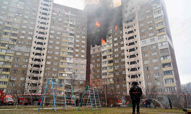 Ein 18-stöckiger Wohnblock in Kiew wurde von der russischen Attacke besonders schwer getroffen. Mehrere Menschen kamen ums Leben.