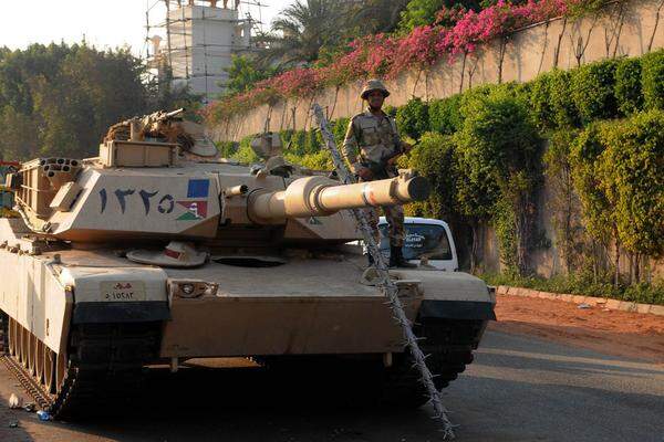 Mursi lässt das Ultimatum wie angekündigt verstreichen. Die Armee schickt jetzt ihre Panzer.