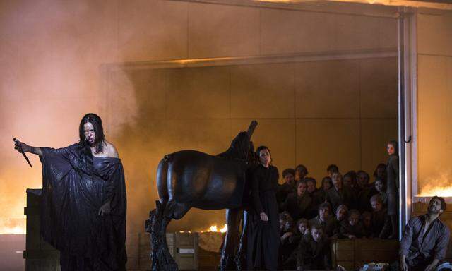 Sonya Yoncheva als Médée (l.) in der Berliner Staatsoper. Im nächsten Sommer wird diese Cherubini-Oper bei den Salzburger Festspielen zu sehen sein.