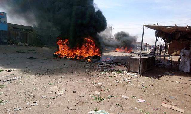 Autoreifen brennen nach den Protesten in Atbara Ende letzter Woche.