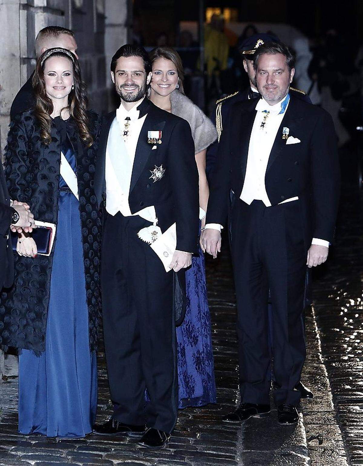 Und auch der Rest der königlichen Schweden-Truppe wird zu Veranstaltungen mit dem Herzogspaar von Cambridge erwartet. Wer will schon einen Fototermin mit Kate Middleton verpassen? Prinzessin Sofia, Prinz Carl Philip, Prinzessin Madeleine und Christopher O'Neill (v. l.) sicher nicht, zur Freude aller Royal-Fans.