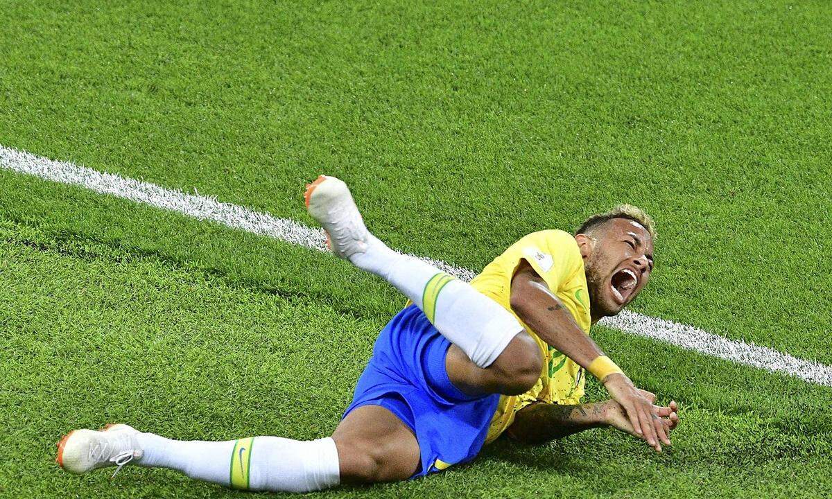 Gruppenspiel gegen die Schweiz. Neymar fällt und schreit.