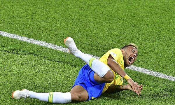 Gruppenspiel gegen die Schweiz. Neymar fällt und schreit.