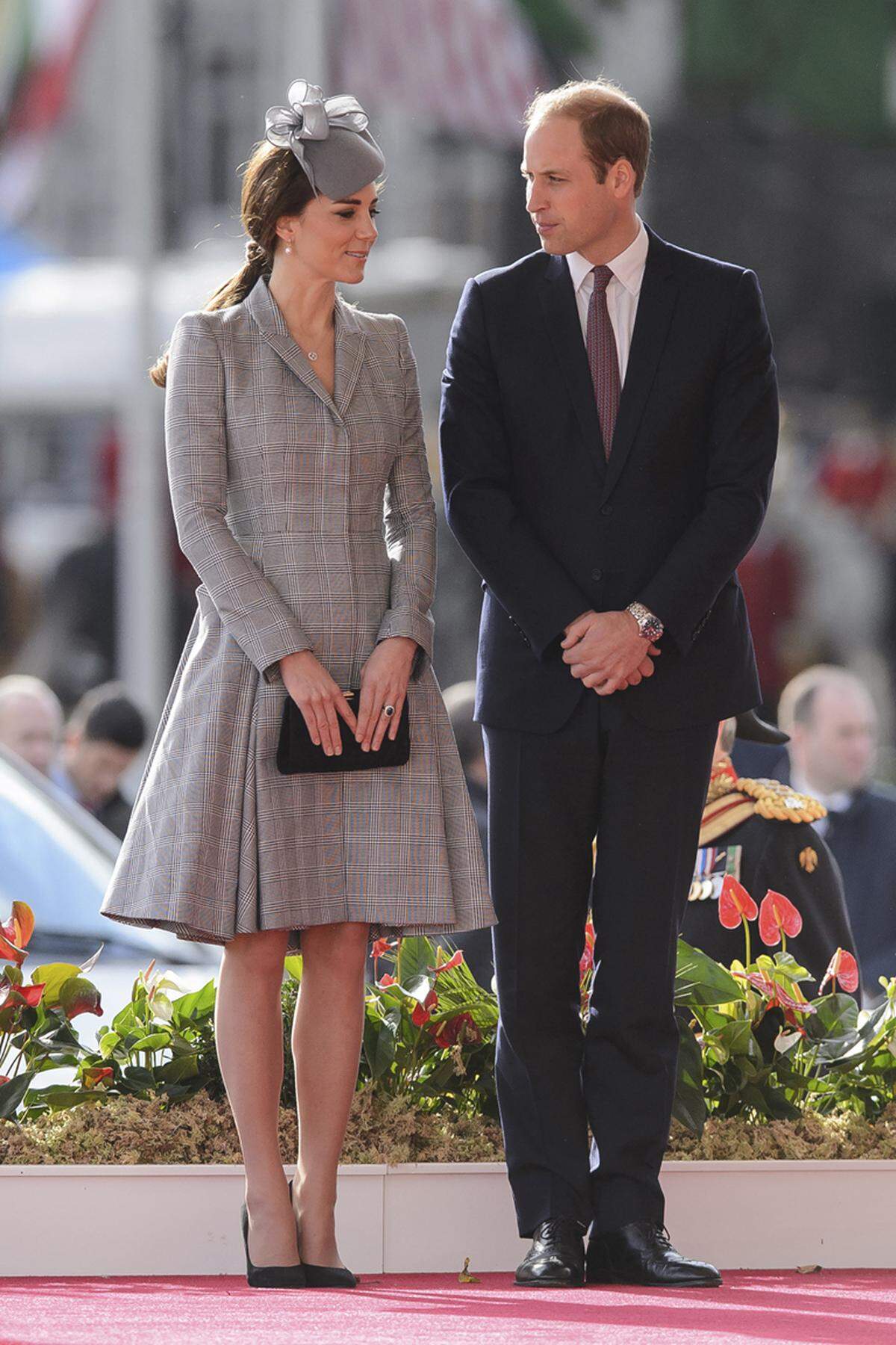 Beim ersten öffentlichen Auftritt nach der Bekanntgabe der zweiten Schwangerschaft trug die Duchess of Cambridge einen blassblau karierten Mantel von Alexander McQueen sowie eine passende Hut-Kreation von Jane Taylor.