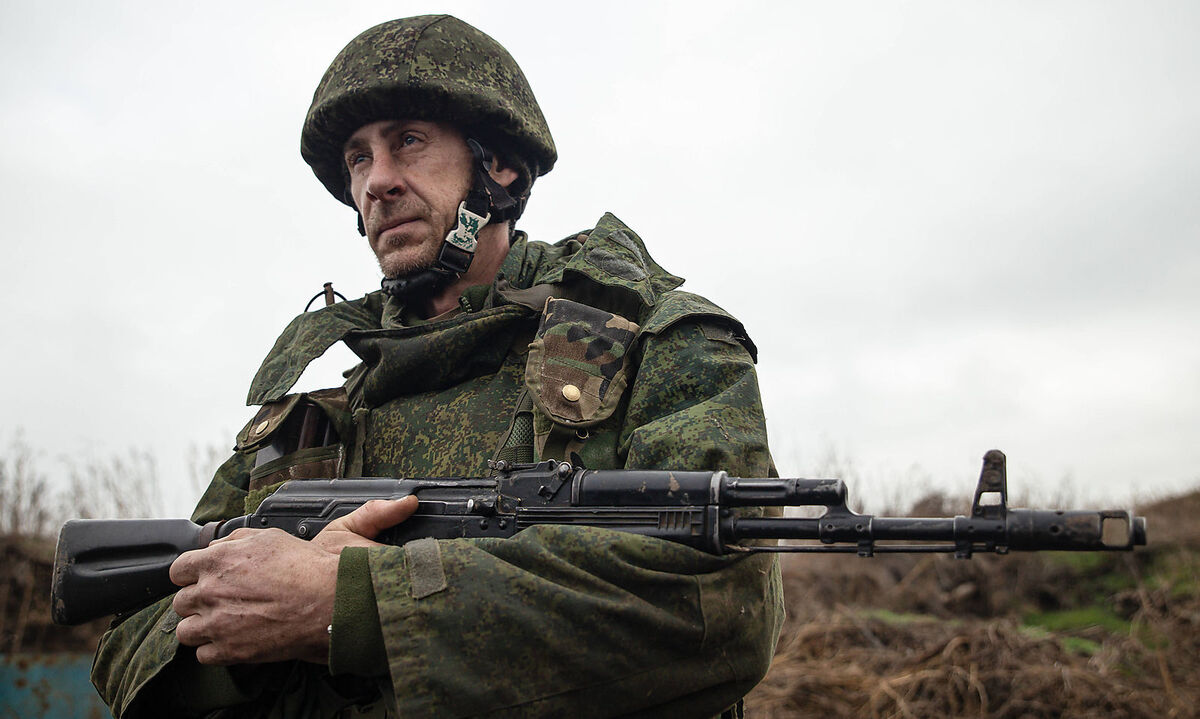 Ukraine, Separatisten der Volksrepublik Lugansk  LUGANSK REGION, UKRAINE - DECEMBER 9, 2021: An officer of the People s