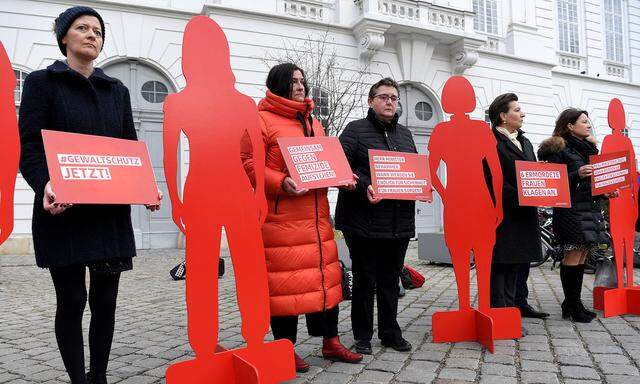 Die Mahnwache für sechs ermordete Frauen Donnerstag auf dem Josefsplatz.
