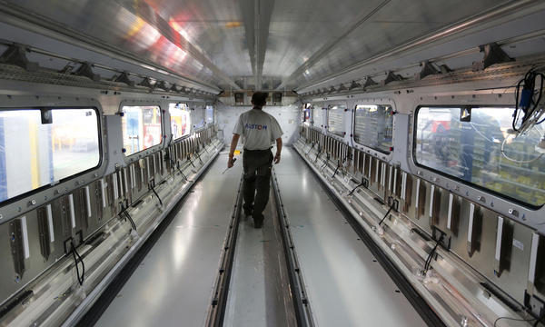 Ein Arbeiter von Alstom bei der Konstruktion einer TGV-Garnitur im südwestfranzösischen Werk Aytré.