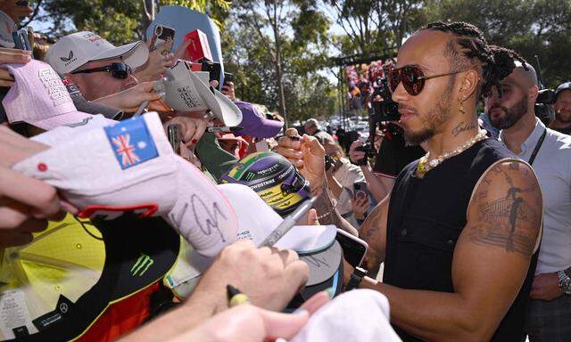 Lewis Hamilton sucht Trost bei seinen Fans.